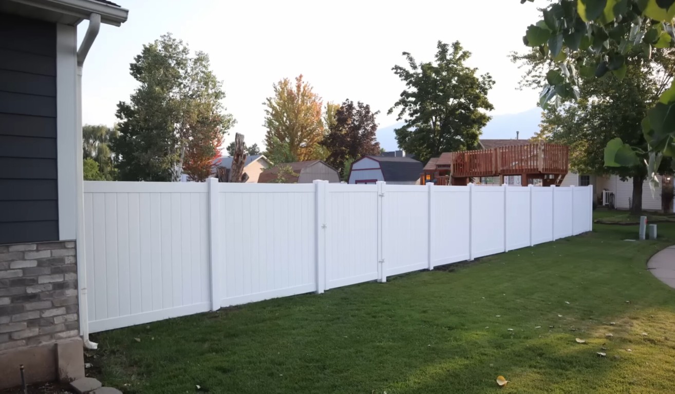 Beautiful white vinyl fence installation in Mountain View, CA
